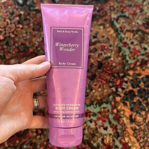 BATH & BODY WORKS “Winterberry Wonder” Body Cream 8oz